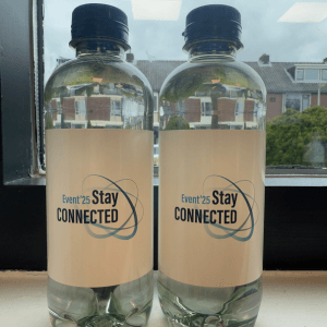 Ontwerp van waterflesjes met logo